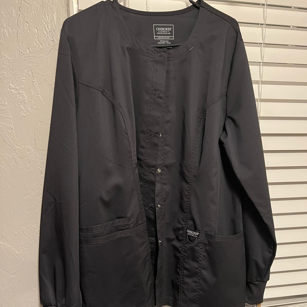 Cherokee Revolution along sleeve scrub top Sz L NWT